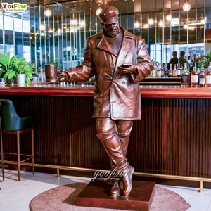 YOUFINE, tamaño real o gran fundición, arte, bar al aire libre, decoración al aire libre, estatua de hombre de pie de bronce con una taza de cerveza a la venta - Product Image 1
