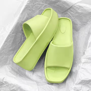 Sandalias de <span class=keywords><strong>plataforma</strong></span> unisex personalizadas con estampado de estilo de niña, zapatillas con plantilla de EVA con logotipo personalizado de marca para hombres y mujeres - Product Image 2