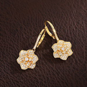 Orecchini Pendenti con Fiore di Camelia e Zirconi per Donne, Gioielli Floreali Scintillanti alla Moda - Product Image 4
