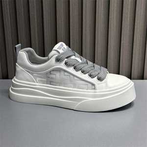 รองเท้าผ้าใบสีขาวสำหรับผู้ชายปี 2025 สวมใส่สบาย ระบายอากาศได้ดี เหมาะสำหรับเล่นกีฬา ลำลอง เล่นสเก็ตบอร์ด กันลื่น ปิดหัวรองเท้าอเนกประสงค์ แฟชั่น - Product Image 1