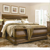 Lit à glissière en bois massif brun foncé de style américain, tête de lit épaisse et tridimensionnelle, lit double robuste pour la chambre principale.