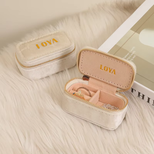 กล่องเก็บเครื่องประดับแบบพกพาขนาดเล็กทรงสี่เหลี่ยมพิมพ์โลโก้ EleQeen  วัสดุหนังกำมะหยี่  สำหรับใส่ต่างหู แหวน  พร้อมซิป  ดีไซน์ทันสมัย เหมาะสำหรับการเดินทาง - Product Image 5