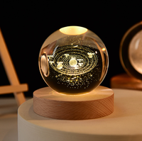 Moderno para el diseño de astronauta 3D LED Sistema Solar Luz de noche Suministro USB recargable Bola de cristal luminosa para la decoración del dormitorio del hogar