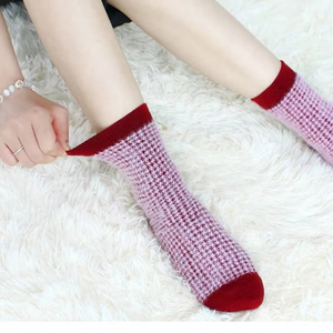 <span class=keywords><strong>Chaussettes</strong></span> d'intérieur à carreaux d'hiver de haute qualité pour femmes <span class=keywords><strong>laine</strong></span> chaude épaisse tricotée floue nouvelle conception équipage robe antidérapante usage quotidien manchette de corps - Product Image 5