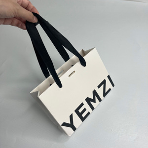 Sacs cadeaux blancs de luxe avec impression noire sur toute la surface - Sacs shopping boutique avec ruban satiné pour bijoux et cosmétiques - Product Image 6