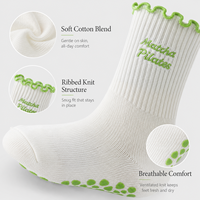 Chaussettes de Pilates personnalisées antidérapantes avec grip en silicone et revers à volants – Fabricant OEM/ODM en marque blanche
