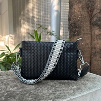 Sac à main noir léger en cuir PU tressé avec bandoulière réglable pour guitare DOM2541