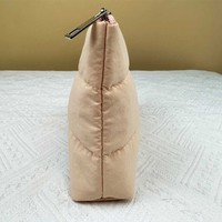 Trousse de maquillage gonflée avec logo personnalisé Trousse de toilette légère Trousse cosmétique en nylon matelassé avec fermeture éclair pour rouge à lèvres pelucheux