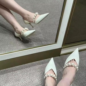 รองเท้าส้นสูงหัวแหลมหนังสิทธิบัตรของผู้หญิงรองเท้าส้นสูงแบบมีสายรัดมุกจากนักออกแบบคุณภาพสูงพร้อมพื้นรองเท้าหนังแท้ - Product Image 1