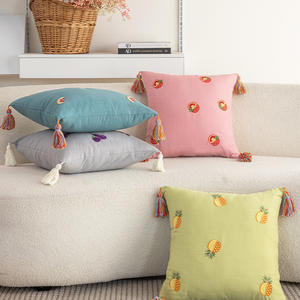 Coussins décoratifs carrés brodés motif tarte aux fruits, couleur unie, style bohème, pour salon, avec pompons, lavables, 100% coton - Product Image 1