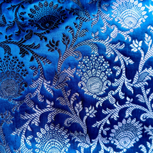 Tissu brocart 100% soie bleu à motif floral, tissé jacquard, matière textile pour femmes - Product Image 1