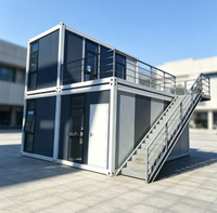 Maison conteneur modulaire flexible et personnalisable à 2 étages en acier léger avec balcon et escalier pour usage commercial, bureaux, logements et commerces