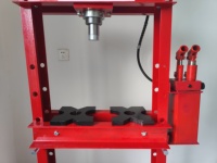 Presse d'atelier hydraulique pour garages et ateliers de réparation professionnels avec cadre en acier robuste et table de travail réglable