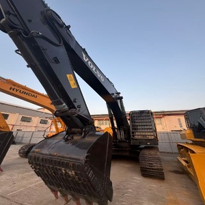Excavatrice sur chenilles hydraulique Volvo EC210 de 21 tonnes pour travaux de construction, de terrassement et de voirie - Product Image 1