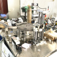 Machine automatique haute vitesse pour l'insertion de feuilles d'aluminium à l'épreuve des enfants, bouchon de bouteille de qualité alimentaire en acier inoxydable
