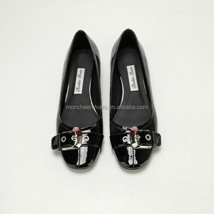 Scarpe Eleganti da Donna in Pelle Verniciata PU con Tacco Medio per Negozi di Moda - Product Image 1