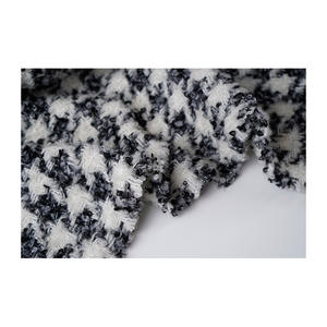 Tela Tweed de Primera Calidad Hecha en Corea, Diseño Elegante en Gris Marfil, Tweed Houndstooth, Tejido Textil Personalizado OEM y ODM - Product Image 5