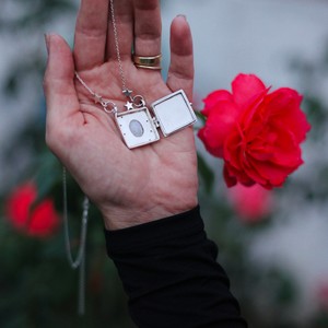 Collier pour femme tendance plaqué or, avec pendentif album 'Love Words Vows' à ouverture et fermeture, accessoires personnalisés avec mots anglais et motif lune au dos - Product Image 5