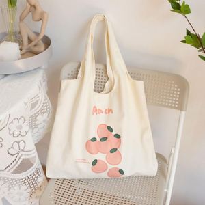 Sac fourre-tout personnalisable en toile de coton bio imprimé fraises, réutilisable, sac à bandoulière unique pour usage quotidien - Product Image 2