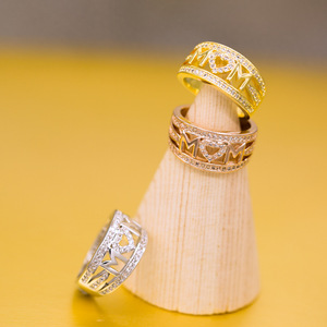 Anello da Donna con Scritta 'Mom' e Zirconi Tricolore, Regalo Sentimentale per Ogni Giorno, Gioiello da Mano - Product Image 2