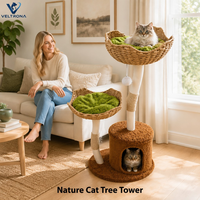 Arbre à chat naturel avec panier en osier, perchoir, griffoir en sisal, cachette moquettée et meuble - Vente en gros