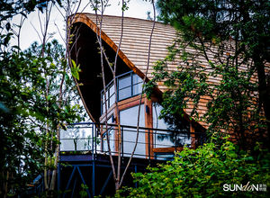 บ้านพักตากอากาศทรงวิลล่าไม้แบบปากวาฬ แข็งแรงทนทาน พร้อมระเบียงกลางแจ้ง สระว่ายน้ำกึ่งอินฟินิตี้ บ้านพักสองชั้นสไตล์กระท่อมไม้ - Product Image 4