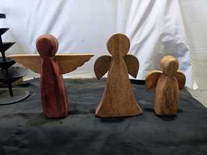 Figurine d'ange en bois sculptée à la main, décoration de Noël en bois naturel, jouet artisanal sur pied - Product Image 4