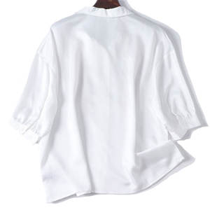 Camicette da donna personalizzate OEM camicie bianche con scollo <span class=keywords><strong>a</strong></span> V <span class=keywords><strong>a</strong></span> <span class=keywords><strong>maniche</strong></span> corte con ali di paillettes dorate abbottonate top estivi abiti estivi - Product Image 2