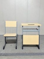 Ensemble de bureau et chaise d'écolier réglables avec panier de rangement, fente pour ordinateur et crochets latéraux