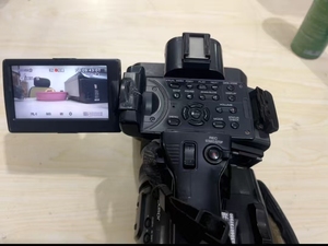 Caméra vidéo professionnelle Sony HDR-AX2000E HD à succès – Modèle AX200E - Product Image 5