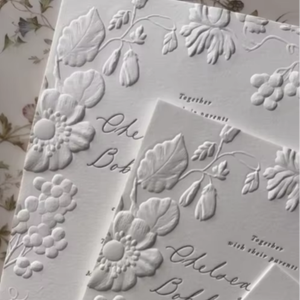 Invitations <span class=keywords><strong>de</strong></span> <span class=keywords><strong>mariage</strong></span> <span class=keywords><strong>de</strong></span> luxe personnalisées avec motifs floraux et végétaux détaillés, bordure 3D en relief, sur carton épais en coton, découpées et estampées à chaud - Product Image 1
