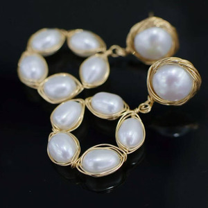 Pendientes Colgantes Hechos a Mano con Oro de 14K, Pendientes Colgantes Circulares con Perlas Naturales de Agua Dulce Envueltas en Alambre - Product Image 3