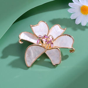 Broche de Flor de Lirio de Aleación Chapado en Oro con Cristales, Botones de Diamantes de Imitación, Dijes Personalizados, Adornos para Joyería DIY, Compromiso y Boda - Product Image 3