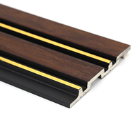 Panneau mural WPC classique gaufré mat, imitation bois, pour la décoration intégrale de la maison
