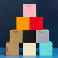 Sacs en papier avec logo imprimé personnalisé Sacs en papier recyclable pour boutique de vêtements de luxe Sac cadeau avec corde en ruban