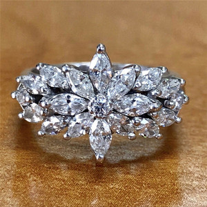 Anello con Design Floreale per Donne, Stile Elegante, Accessorio da Dito per Uso Quotidiano - Product Image 1