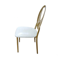 Chaise de réception moderne en métal doré avec dossier Phénix, coussin blanc, pour événements et location de mariage