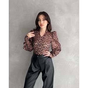 Chemise élégante pour femmes à imprimé léopard avec volants, manches longues, polyester marron, tenue de bureau - Product Image 1