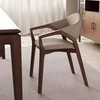 Chaise de bureau de luxe avec dossier, chaise de restaurant en bois massif de designer italien, avec accoudoirs et revêtement souple