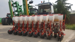 Thiết bị nông nghiệp khí nén hút không khí chính xác 2 4 6 8 10 hàng Ngô trồng Ngô <span class=keywords><strong>seeder</strong></span> máy Máy kéo gắn giá để bán - Product Image 3