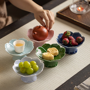 Assiette à fruits en porcelaine de style chinois, forme de fleur, base haute, motif lotus, pour servir des desserts lors de réceptions de thé - Product Image 4