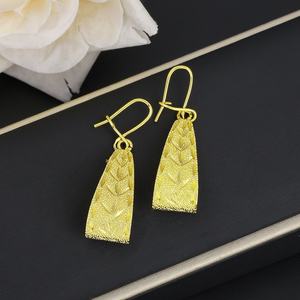 Boucles d'oreilles pendantes géométriques plaquées or 24 carats JXX Fashion, vente en gros personnalisée, laiton de haute qualité, charme vintage classique, unisexe - Product Image 5