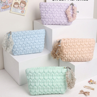Pochette de maquillage matelassée en nylon en forme de cœur, personnalisée, motif nuage 3D, avec dragonne en dentelle détachable, OEM ODM