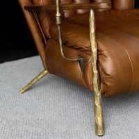 Canapé-lit en cuir véritable de style médiéval avec finition vieillie, structure en fer forgé, design antique pour usage hôtelier