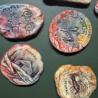 Aimants de réfrigérateur ronds en argile faits à la main, motif art rocheux, Talisman de la Voie de la Soie Ancienne pour la Manifestation et l'Énergie Positive, Lot de 3 aléatoire
