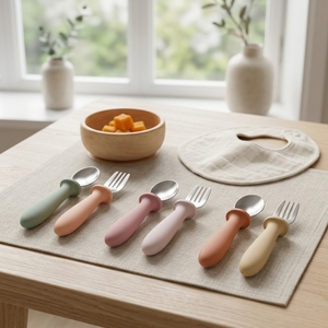 Ensemble de repas portable pour bébé sans BPA en acier inoxydable 304, design mignon et amusant, couverts pour tout-petits avec poignée en silicone, respectueux de l'environnement - Product Image 1