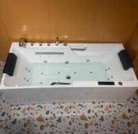 Baignoire de massage à remous de luxe à double appui-tête avec panneau de commande intelligent et bec cascade