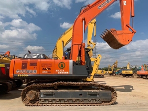 Excavatrice sur chenilles hydraulique Hitachi ZX350 d'occasion, équipement de construction orange pour travaux de terrassement et manutention de matériaux - Product Image 2