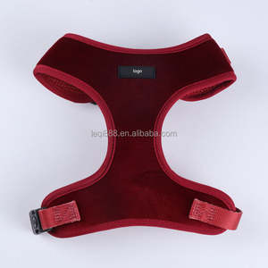 สายรัดอกสุนัข Red Velvet แบบมีเบาะ นุ่ม ระบายอากาศได้ดี ผลิตจากโพลีเอสเตอร์ ปรับขนาดได้ เหมาะสำหรับพาสัตว์เลี้ยงเดินเล่นนอกบ้าน พร้อมระบบปลดเร็ว - Product Image 1