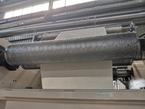 Machine à plier le papier en V entièrement automatique <span class=keywords><strong>de</strong></span> 6 L pour la production <span class=keywords><strong>de</strong></span> mouchoirs en papier avec certification CE, vitesse <span class=keywords><strong>de</strong></span> 60 à 100 m/min - Product Image 4
